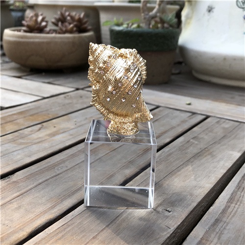 K9 Crystal Table Decoration with Golden Plated Conch