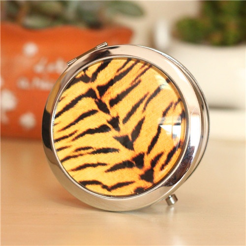 Leopard style compact mirror